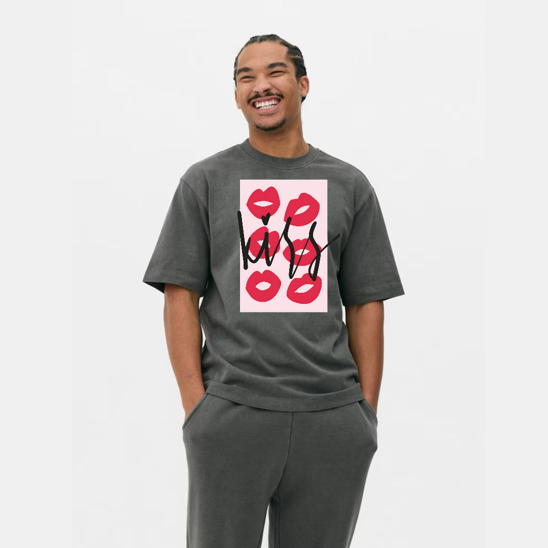 Romantic Kiss Design T-Shirt